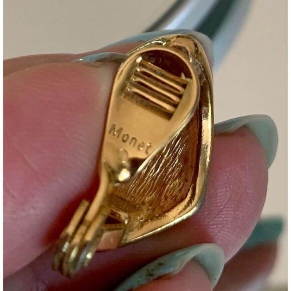 Vintage Monet cream enamel paint & gold clip on earrings - Picture 4 of 4